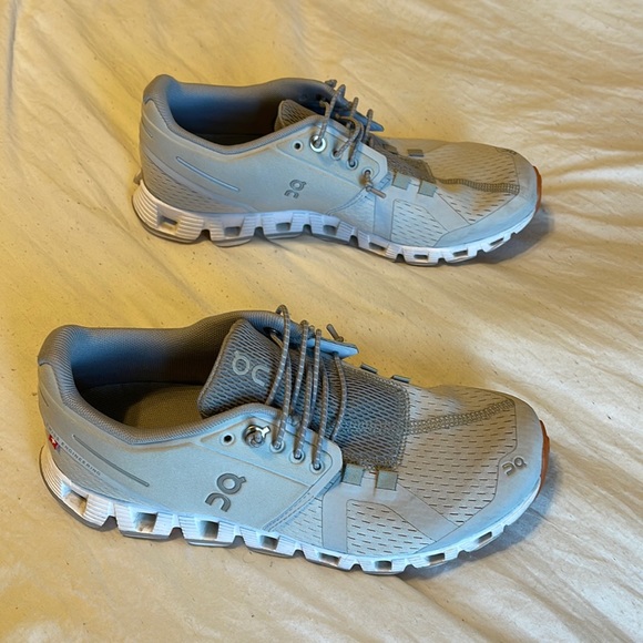 On Running Shoes - On Cloud gray tennis shoes, size 6